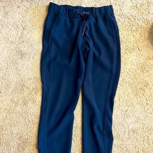 Lululemon on the fly crop. Navy. Mid rise. Sz 4. Like new!
